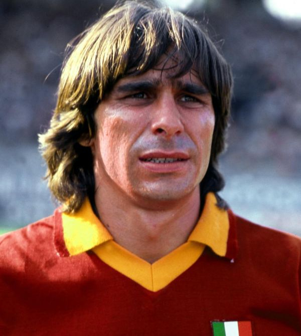 Bruno ContiNato a  (Nettuno, 13 marzo 1955) &egrave; un dirigente sportivo, allenatore di calcio ed ex calciatore italiano, di ruolo attaccante, coordinatore del settore giovanile della Roma.Campione del mondo con la nazionale italiana nel 1982, ha legato il proprio nome a quello della Roma con cui disput&ograve; quasi tutta la carriera (eccetto due campionati con il Genoa in Serie B) tra il 1973 e il 1991, indossando sempre la sua maglia numero sette. Difese i colori giallorossi per sedici campionati, segnando un totale di 47 reti. Insieme ad Ancelotti, Di Bartolomei, Falcao, Pruzzo e Tancredi, ha fatto parte del nucleo storico della squadra che nel 1982-1983 conquist&ograve; il secondo scudetto giallorosso e che nel 1983-1984 raggiunse la finale di Coppa dei Campioni: sempre con la casacca romanista ha vinto cinque Coppe Italia e, a livello giovanile, due Campionati e una Coppa Italia Primavera.Terminata la carriera agonistica, ha intrapreso quella dirigenziale entrando nei quadri della Roma, con responsabilit&agrave; prettamente sul settore giovanile giallorosso.BiografiaConti e il figlio Daniele nel 1991Conti &egrave; nativo di Nettuno, definita la citt&agrave; del baseball in quanto sede dell