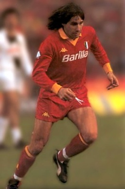 Bruno ContiNato a  (Nettuno, 13 marzo 1955) &egrave; un dirigente sportivo, allenatore di calcio ed ex calciatore italiano, di ruolo attaccante, coordinatore del settore giovanile della Roma.Campione del mondo con la nazionale italiana nel 1982, ha legato il proprio nome a quello della Roma con cui disput&ograve; quasi tutta la carriera (eccetto due campionati con il Genoa in Serie B) tra il 1973 e il 1991, indossando sempre la sua maglia numero sette. Difese i colori giallorossi per sedici campionati, segnando un totale di 47 reti. Insieme ad Ancelotti, Di Bartolomei, Falcao, Pruzzo e Tancredi, ha fatto parte del nucleo storico della squadra che nel 1982-1983 conquist&ograve; il secondo scudetto giallorosso e che nel 1983-1984 raggiunse la finale di Coppa dei Campioni: sempre con la casacca romanista ha vinto cinque Coppe Italia e, a livello giovanile, due Campionati e una Coppa Italia Primavera.Terminata la carriera agonistica, ha intrapreso quella dirigenziale entrando nei quadri della Roma, con responsabilit&agrave; prettamente sul settore giovanile giallorosso.BiografiaConti e il figlio Daniele nel 1991Conti &egrave; nativo di Nettuno, definita la citt&agrave; del baseball in quanto sede dell