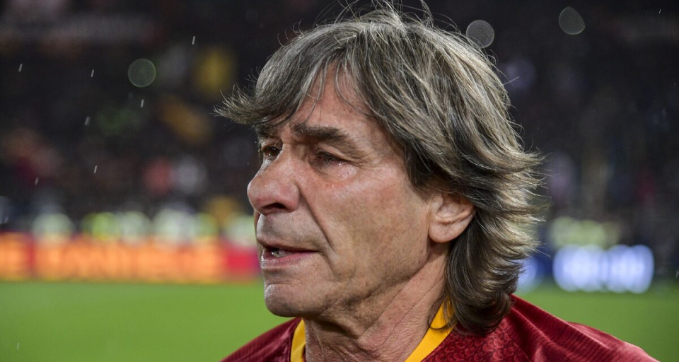 Bruno ContiNato a  (Nettuno, 13 marzo 1955) &egrave; un dirigente sportivo, allenatore di calcio ed ex calciatore italiano, di ruolo attaccante, coordinatore del settore giovanile della Roma.Campione del mondo con la nazionale italiana nel 1982, ha legato il proprio nome a quello della Roma con cui disput&ograve; quasi tutta la carriera (eccetto due campionati con il Genoa in Serie B) tra il 1973 e il 1991, indossando sempre la sua maglia numero sette. Difese i colori giallorossi per sedici campionati, segnando un totale di 47 reti. Insieme ad Ancelotti, Di Bartolomei, Falcao, Pruzzo e Tancredi, ha fatto parte del nucleo storico della squadra che nel 1982-1983 conquist&ograve; il secondo scudetto giallorosso e che nel 1983-1984 raggiunse la finale di Coppa dei Campioni: sempre con la casacca romanista ha vinto cinque Coppe Italia e, a livello giovanile, due Campionati e una Coppa Italia Primavera.Terminata la carriera agonistica, ha intrapreso quella dirigenziale entrando nei quadri della Roma, con responsabilit&agrave; prettamente sul settore giovanile giallorosso.BiografiaConti e il figlio Daniele nel 1991Conti &egrave; nativo di Nettuno, definita la citt&agrave; del baseball in quanto sede dell