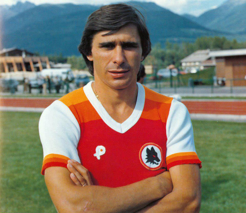 Bruno ContiNato a  (Nettuno, 13 marzo 1955) &egrave; un dirigente sportivo, allenatore di calcio ed ex calciatore italiano, di ruolo attaccante, coordinatore del settore giovanile della Roma.Campione del mondo con la nazionale italiana nel 1982, ha legato il proprio nome a quello della Roma con cui disput&ograve; quasi tutta la carriera (eccetto due campionati con il Genoa in Serie B) tra il 1973 e il 1991, indossando sempre la sua maglia numero sette. Difese i colori giallorossi per sedici campionati, segnando un totale di 47 reti. Insieme ad Ancelotti, Di Bartolomei, Falcao, Pruzzo e Tancredi, ha fatto parte del nucleo storico della squadra che nel 1982-1983 conquist&ograve; il secondo scudetto giallorosso e che nel 1983-1984 raggiunse la finale di Coppa dei Campioni: sempre con la casacca romanista ha vinto cinque Coppe Italia e, a livello giovanile, due Campionati e una Coppa Italia Primavera.Terminata la carriera agonistica, ha intrapreso quella dirigenziale entrando nei quadri della Roma, con responsabilit&agrave; prettamente sul settore giovanile giallorosso.BiografiaConti e il figlio Daniele nel 1991Conti &egrave; nativo di Nettuno, definita la citt&agrave; del baseball in quanto sede dell