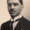 IL PRIMO PRESIDENTE DELLA ROMA Italo Celestino Foschi (Corropoli, 7 marzo 1884 &ndash; Roma, 20 marzo 1949) &egrave; stato un politico e dirigente sportivo italiano, fondatore e primo presidente della Associazione Sportiva Roma, della Associazione Sportiva Sambenedettese e della Societ&agrave; Sportiva Giuliese. La sua figura &egrave; contestata a causa dei suoi stretti legami con il fascismo e il fenomeno dello squadrismo a cui partecip&ograve; attivamente.BiografiaFiglio di Maria Addolorata e del maestro elementare Emanuele Celestino Foschi, Italo nacque a Corropoli in Abruzzo (1884). Suo fratello Vittorugo divenne ingegnere e professore universitario di meccanica applicata alla facolt&agrave; di ingegneria della Sapienza, mentre dal matrimonio della sorella Italia con Mauro Zingarelli nacque Italo Zingarelli, poi affermatosi come produttore cinematografico e regista.Adesione al fascismo e la vita sportivaSportivo praticante (lotta greco-romana in particolare, ma anche scherma e calcio), approd&ograve; al fascismo dopo aver militato durante la prima guerra mondiale nelle file dell