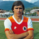 Bruno ContiNato a  (Nettuno, 13 marzo 1955) &egrave; un dirigente sportivo, allenatore di calcio ed ex calciatore italiano, di ruolo attaccante, coordinatore del settore giovanile della Roma.Campione del mondo con la nazionale italiana nel 1982, ha legato il proprio nome a quello della Roma con cui disput&ograve; quasi tutta la carriera (eccetto due campionati con il Genoa in Serie B) tra il 1973 e il 1991, indossando sempre la sua maglia numero sette. Difese i colori giallorossi per sedici campionati, segnando un totale di 47 reti. Insieme ad Ancelotti, Di Bartolomei, Falcao, Pruzzo e Tancredi, ha fatto parte del nucleo storico della squadra che nel 1982-1983 conquist&ograve; il secondo scudetto giallorosso e che nel 1983-1984 raggiunse la finale di Coppa dei Campioni: sempre con la casacca romanista ha vinto cinque Coppe Italia e, a livello giovanile, due Campionati e una Coppa Italia Primavera.Terminata la carriera agonistica, ha intrapreso quella dirigenziale entrando nei quadri della Roma, con responsabilit&agrave; prettamente sul settore giovanile giallorosso.BiografiaConti e il figlio Daniele nel 1991Conti &egrave; nativo di Nettuno, definita la citt&agrave; del baseball in quanto sede dell