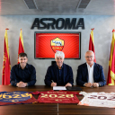 Gian Piero Gasperini &egrave; il nuovo allenatore della Roma: lo hanno annunciato i giallorossi con un comunicato ufficialeEra gi&agrave; chiaro da diversi giorni, adesso &egrave; arrivata l&rsquo;ufficialit&agrave;: Gian Piero Gasperini &egrave; il nuovo allenatore della Roma. Il classe &rsquo;58 prende dunque il posto di Claudio Ranieri, dopo aver lasciato l&rsquo;Atalanta al termine di 9 anni straordinari.Contratto fino al 2028 per il 67enne, che avr&agrave; come obiettivo quello di riportare i capitolini in Champions League dove diverse stagioni di assenza.Il comunicato ufficiale recita: &ldquo;L&rsquo;AS Roma &egrave; lieta di annunciare che Gian Piero Gasperini &egrave; il nuovo Responsabile Tecnico della Prima Squadra. La carriera di Gasperini &egrave; stata finora caratterizzata da tattiche innovative, cultura del lavoro e una straordinaria capacit&agrave; di valorizzare i giocatori.La Propriet&agrave; e Claudio Ranieri sono convinti che Gasperini sia l&rsquo;uomo giusto per questo incarico. Benvenuto, Mister! Forza Roma!&rdquo;.Roma, le prime parole di GasperiniL&rsquo;allenatore ha anche rilasciato le prime dichiarazioni ai canali ufficiali del club: &ldquo;Le prime impressioni sono indubbiamente molto positive. Sono venuto oggi per la prima volta a Trigoria, non conoscevo questo centro che &egrave; meraviglioso, funzionale, il meglio per chi vuole lavorare in queste situazioni&rdquo;.&ldquo;La Roma &egrave; una grande sfida. Io ho bisogno di avere una sfida importante, di venire in un ambiente con grande passione. Questo mi ha dato un grande entusiasmo, la possibilit&agrave; che mi hanno dato Ranieri, la societ&agrave;, la Propriet&agrave;. Una grande adrenalina di cui avevo bisogno per fare qualcosa di buono&rdquo;.&ldquo;La Roma ha una grande passione dietro&rdquo;&ldquo;La Roma ha una grande passione dietro, vuole raggiungere dei grandi traguardi. Secondo me ci sono tutte le condizioni perch&eacute; c&rsquo;&egrave; una propriet&agrave; molto forte, che ha voglia di far crescere la Roma, di portarla a livelli alti. C&rsquo;&egrave; una persona come Ranieri, che da solo insomma &egrave; gi&agrave; una garanzia per la piazza, per i tifosi. C&rsquo;&egrave; un direttore sportivo molto giovane, ma con dietro una capacit&agrave; di lavoro, anche di scouting, che ho avuto modo di constatare, con grande entusiasmo anche loro, molto preparati. Credo che ci siano le condizioni migliori per fare un buon lavoro&rdquo;.E sui tifosi ha detto: &ldquo;Loro li ho visti sempre come un esempio di grande entusiasmo, &egrave; uno stadio sempre pieno. La prima cosa che si dovr&agrave; fare, da parte mia e della squadra, riuscire a portarli dalla propria parte. E lo si potr&agrave; fare attraverso delle prestazioni convincenti, dove la gente si identifica nella propria squadra, al di l&agrave; del risultato. Riuscire a giocare delle buone gare, con la gente soddisfatta di vedere la propria squadra giocare in quel modo, poi il risultato &egrave; quello che fa tutto&rdquo;.