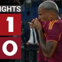 Roma-Bologna 1-0: Wesley illumina l&rsquo;Olimpico, Gasperini parte con il piede giustoLa nuova Roma di Gian Piero Gasperini parte col sorriso. All&rsquo;Olimpico, gremito da oltre 63 mila tifosi, i giallorossi piegano il Bologna con il punteggio di 1-0. Decisivo il gol di Wesley, brasiliano classe 2005, che alla prima in Serie A firma la rete da tre punti sfruttando un errore clamoroso di Lucum&igrave;.Il Bologna, orfano dopo pochi minuti dell&rsquo;infortunato Immobile, ha provato a riorganizzarsi, ma la solidit&agrave; difensiva della Roma ha reso vana ogni iniziativa rossobl&ugrave;. Per Gasperini, arrivato in estate per inaugurare un nuovo ciclo, un debutto che vale oro e lancia messaggi incoraggianti: pressing alto, intensit&agrave; e idee chiare.La partitaLa Roma parte forte: al 25&rsquo; Cristante scuote la traversa con un destro dalla distanza. Subito dopo Ferguson si mette in mostra con giocate di qualit&agrave; e movimenti da vero centravanti. Il Bologna risponde con ordine, ma perde il suo uomo pi&ugrave; atteso: Ciro Immobile deve abbandonare il campo per un problema muscolare, lasciando Thiago Motta senza il suo terminale offensivo.Nella ripresa l&rsquo;episodio che decide la gara: 53&rsquo; minuto, Lucum&igrave; sbaglia in disimpegno, Wesley intercetta e non perdona. Un destro secco, preciso, che buca la porta e fa esplodere l&rsquo;Olimpico. Nel finale il Bologna sfiora il pari con Kon&eacute;, ma la retroguardia romanista &ndash; guidata da Mancini e Ndicka &ndash; regge con sicurezza.Le pagelle della RomaSvilar 6,5 &ndash; Poco impegnato, ma sempre attento. Reattivo nel finale.Mancini 7 &ndash; Leader difensivo, anticipi e grinta.Ndicka 6,5 &ndash; Solido, mai in difficolt&agrave;.Hermoso 6,5 &ndash; Eleganza e sicurezza palla al piede.Cristante 7 &ndash; La traversa grida vendetta. Motorino del centrocampo.Pellegrini 6,5 &ndash; Intelligenza tattica, utile in copertura e impostazione.Ferguson 7 &ndash; Movimenti da attaccante vero, sponda continua per i compagni. Promessa mantenuta.Wesley 7,5 &ndash; Uomo partita. Gol decisivo e tanta corsa. Esordio da favola.El Shaarawy 6 &ndash; Volenteroso ma poco incisivo.Subentrati: contributo prezioso per mantenere il risultato.Gasperini 7,5 &ndash; La sua mano gi&agrave; si vede: pressing alto, compattezza e coraggio.Le pagelle del BolognaSkorupski 6 &ndash; Pu&ograve; poco sul gol, attento sul resto.Lucum&igrave; 4,5 &ndash; Errore sanguinoso che decide la partita.Calafiori 6,5 &ndash; Ex di giornata, uno dei pi&ugrave; propositivi.Aebischer 6 &ndash; Ordinato, ma mai incisivo.Fabbian 5,5 &ndash; Fatica contro il centrocampo romanista.Kon&eacute; 6,5 &ndash; L&rsquo;unico a provarci davvero, sfiora il pari.Immobile 5,5 &ndash; Costretto a uscire per infortunio, serata sfortunata.Thiago Motta 5,5 &ndash; La squadra regge a tratti, ma senza Immobile manca peso davanti.Il migliore in campoWesley (Roma) &ndash; Esordio da sogno: gol pesantissimo e corsa inesauribile.Il peggiore in campoLucum&igrave; (Bologna) &ndash; Il suo errore regala i tre punti alla Roma.