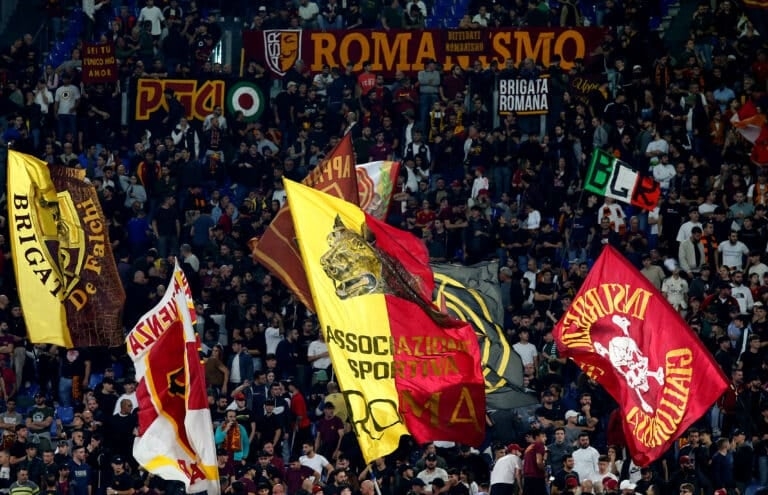 Forza Roma, in Europa si accende la sfida: Roma &ndash; Lille si avvicina&Egrave; tempo di dribblare distrazioni, di stringere i pugni, di respirare ogni istante di questa vigilia con quella tensione che solo noi, in Curva, sappiamo fare nostra. Gioved&igrave; sera l&rsquo;Olimpico sar&agrave; il teatro dove la Magica vorr&agrave; ancora una volta dimostrare che quando la partita conta, quando le luci dell&rsquo;Europa League illuminano il prato, siamo pronti a dare l&rsquo;anima.🔥 Lo stato dell&rsquo;animo giallorossoArriviamo da un&rsquo;avventura che fa ben sperare: tre vittorie consecutive &mdash; contro Lazio, Nizza e Verona &mdash; che hanno restituito fiducia e slancio a squadra e ambiente. Non &egrave; roba da poco quando l&rsquo;aria intorno a Trigoria spesso &egrave; fatta di scetticismo e richieste di riscatto.Ma non illudiamoci: non &egrave; mai tutto perfetto. Qualche spina c&rsquo;&egrave;, qualche fastidio da valutare. Soul&eacute; ha avvertito un piccolo acciacco, Ndicka &egrave; uscito con crampi: questioni gestibili ma che obbligano Gasperini a scegliere con attenzione. Dybala resta ai box per una lesione muscolare, Bailey non &egrave; disponibile, Baldanzi fuori lista UEFA. La rosa non &egrave; infinita, ma chi scender&agrave; in campo sapr&agrave; che ha dietro una citt&agrave; che non perdona, ma che ama con tutto il cuore.🧩 Formazioni e mosse tattiche: il rompicapo di GasperiniContro il Lille, Gasperini deve bilanciare ambizione e prudenza. Il turnover non &egrave; un optional: occorre preservare energie per il campionato, ma restare competitivi. Le probabilit&agrave; pi&ugrave; concrete:In porta Svilar continuer&agrave; a essere la scelta sicura. In difesa, la linea a 3 pu&ograve; vedere Hermoso insidiato da Celik, affiancato da Mancini e N&rsquo;Dicka. Sulle fasce, Rensch &egrave; favorito, cos&igrave; come Tsimikas sulla sinistra. In mezzo al campo, il centro sar&agrave; tra Cristante, Kon&eacute; e altri che Gasperini vorr&agrave; &ldquo;svegliare&rdquo; ogni partita. Davanti, il ballottaggio &egrave; serrato: Pellegrini sembra in vantaggio per giocare dietro all&rsquo;attaccante. Ma El Aynaoui e Ferguson sono pronti ad affiancarlo o anche a prenderne il posto. Dovbyk, galvanizzato dal gol recente, pu&ograve; insidiare il ruolo di centravanti titolare. Si prospetta una Roma &ldquo;variabile&rdquo;, con moduli pronti a oscillare, uomini pronti a sacrificarsi. Serve una squadra che sappia soffrire e che sappia attaccare con coraggio.🤝 Il Lille non &egrave; avversario da sottovalutareI francesi arrivano con qualche assenza: Meunier e Andr&eacute; Gomes non saranno della partita. Ma dovremo guardare con rispetto ai loro giovani talenti e soprattutto a Giroud, che non ha bisogno di presentazioni. Una notizia curiosa: il presidente del Lille, Alessandro Barnaba, &egrave; un tifoso romanista. Questo incontro, per lui, &egrave; qualcosa di pi&ugrave; che una partita di calcio. Ha dichiarato: &ldquo;Affrontare la mia Roma sar&agrave; incredibile.&rdquo;  Quel &ldquo;incredibile&rdquo; pesa sul terreno di gioco e nel cuore di chi veste giallorosso.🎯 Obiettivo nero su giallorosso: &ldquo;Vittoria in casa, dominare l&rsquo;Europa&rdquo;L&rsquo;obiettivo &egrave; chiaro e semplice: vincere in casa, prendersi i tre punti per rilanciare la nostra corsa in Europa League. Dopo il successo a Nizza, Gasperini e i ragazzi vogliono confermarsi ancora una volta davanti al nostro popolo. Non sar&agrave; facile: il Lille non viene a Genova per &ldquo;fare la comparsa&rdquo;. Ma noi all&rsquo;Olimpico, con il tifo, con la voce, con i cori &mdash; quelli che fanno tremare i vetri &mdash; vogliamo trasformare il campo in un bolgia giallorossa.Chi dovr&agrave; spiccare?Svilar: atteso a qualche intervento decisivo.Il reparto arretrato: non concedere spazi, non dare respiro ai nostri avversari.Il centrocampo: l&rsquo;anima della sfida, chi tiene i tempi, chi rompe le linee.L&rsquo;attacco: che sappia mordere nelle transizioni, che sappia far male quando si apre il varco.E poi: la curva. Noi, gli irriducibili. Saremo l&igrave; a fare la differenza, a spingere quei 90 minuti come fossero eterni.🗓 Dettagli pratici che i romanisti devono saperePartita: Roma &ndash; LilleData e ora: gioved&igrave; 2 ottobre, ore 18:45 Dove vederla: su Sky Sport, streaming su Sky Go / Now TV Biglietti: ancora disponibili sul sito ufficiale Roma per chi vuole vivere l&rsquo;emozione dal vivo. 💢 Il fuoco nella gola: il messaggio dei tifosiOgni volta che si avvicina una partita europea, si risveglia in noi la consapevolezza che il calcio &egrave; cuore, &egrave; identit&agrave;, &egrave; orgoglio. Nessuno regala nulla e chi dimentica il perch&eacute; indossa quei colori &egrave; perduto. Il Lille sapr&agrave; che la Roma non &egrave; solo una squadra: &egrave; un urlo che attraversa strade, quartieri, cuori.Gasperini e i ragazzi dovranno sentire che non sono soli: sentiranno che dietro di loro ci saremo noi, romani veri, pronti a spingere fino all&rsquo;ultimo secondo. Quel &ldquo;BOA&rdquo; che sale, quei cori che nascono da gola e anima, quel battito che diventa unico.Adesso &egrave; il momento di tornare a gridare. Di tornare a ragionare con le emozioni. Con le ossa, con i muscoli, col cuore. Gioved&igrave; l&rsquo;Olimpico deve esplodere. E non c&rsquo;&egrave; spazio per il dubbio: vincere o morire.Forza Roma, oggi e sempre.