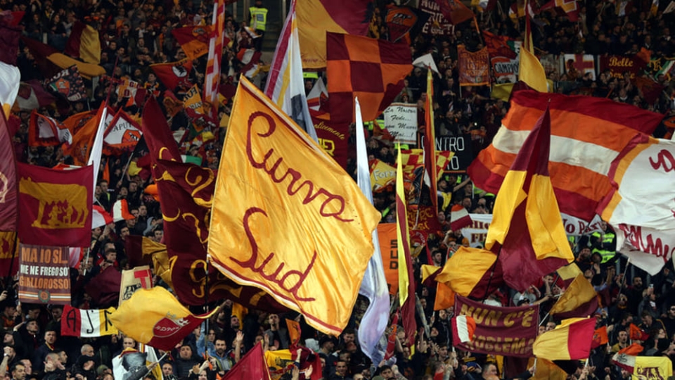 Milan &ndash; Roma 1-0 : cronaca di un&rsquo;amarezza che brucia nel pettoIeri sera, sotto le luci cupe di San Siro e davanti a migliaia di cuori giallorossi arrivati da Roma e dintorni, si &egrave; consumata un&rsquo;altra pagina dolorosa nella lunga saga tra Roma e Milan. All&rsquo;ombra dei riflettori, la Roma ha combattuto, ha creduto, ha pressato, ma alla fine &egrave; uscita sconfitta per 1-0, vittima dell&rsquo;unico affondo rossonero e &mdash; come spesso capita &mdash; di quegli episodi che il destino sembra riservare alle grandi sfide. ⚽ Il racconto della partitaLa partita &egrave; sembrata fin dall&rsquo;inizio pi&ugrave; una prova di resistenza che una semplice sfida tecnica. La Roma ha tenuto il pallino del gioco, ha costruito occasioni e ha cercato con insistenza di scardinare la difesa milanista. Ma spesso, nel calcio, non basta giocare bene: bisogna essere freddi, precisi, cattivi. E in quelle caratteristiche il Milan &egrave; stato pi&ugrave; concreto ieri sera. Il gol decisivo &egrave; arrivato al 39&prime; del primo tempo: Le&atilde;o parte in contropiede, accelera, salta il diretto avversario e serve Pavlovic che, con freddezza, batte la porta giallorossa. San Siro esplode, la Roma si ritrova a rincorrere. Nella ripresa &egrave; l&rsquo;urlo disperato di una squadra che vuole recuperare. Il palo di Nkunku, le occasioni divorate, la speranza che pulsa in mezzo al tifo. E poi quel momento che ti gela il sangue: un calcio di rigore assegnato alla Roma a tempo quasi scaduto &mdash; ma Maignan vola, tuffa, respinge, e condanna i giallorossi all&rsquo;amaro destino. &Egrave; l&rsquo;ennesima dimostrazione che in queste sfide, ogni dettaglio conta. Un contrasto, uno scatto, un&rsquo;intercettazione, un tocco di mano: e se la fortuna decide di voltarti le spalle, torni a casa con l&rsquo;amarezza addosso.💔 Sotto il profilo emotivo: rabbia, orgoglio, delusioneDa curva, da tifo vero, da chi sogna la svolta e la riscatta, ieri sera &egrave; stata una ferita. Una di quelle che bruciano a lungo e continuano a ricordarti che questo mestiere &mdash; il sostenere la Roma &mdash; &egrave; fatto di gioie e di sofferenze in egual misura.Perch&eacute; ieri la squadra ha dato tutto. Non ha snaturato l&rsquo;identit&agrave;. Ha provato a fare la partita, a schiacciare, a colpire ancora. E, in certi momenti, ha comandato il ritmo, ha soffocato il Milan. Ma non &egrave; bastato.E allora restano i &ldquo;se&rdquo;: se avessimo segnato quel gol, se quel tiro fosse stato pi&ugrave; preciso, se quel cross fosse entrato, se quel momento di disattenzione non fosse successo. Troppi &ldquo;se&rdquo; che pesano come massi sul cuore giallorosso.Gasperini, nel post-gara, ha parlato chiaro: &laquo;Abbiamo fatto il salto di qualit&agrave;, ma ci manca quella malizia, quel gol sporco, quell&rsquo;episodio che decide la partita&raquo;. E ha ragione. I ragazzi sono l&igrave;, pronti, ma occorre ancora un pizzico di cinismo, quel guizzo che chi vince queste sfide ha dentro. E poi c&rsquo;&egrave; il caso Paulo Dybala: un infortunio durante l&rsquo;esecuzione del rigore &mdash; una beffa nella beffa &mdash; che costringe la squadra a valutare la sua condizione nei prossimi giorni. Un&rsquo;assenza che pesa. 🔥 Il tifo e la battaglia sugli spaltiFuori dal campo, sui gradoni e nelle curve, il cuore giallorosso ha pulsato forte. I nostri non hanno mai smesso di cantare, di spingere, di credere. Anche quando il risultato era contro, anche quando tutto sembrava girato male, c&rsquo;era quella luce che solo chi ama la Roma pu&ograve; tener accesa: la speranza.E quando &egrave; finita, con la testa bassa e le mani sporche di rabbia e delusione, il coro finale &egrave; stato un urlo: &laquo;Avanti Roma!&raquo;. Perch&eacute; i veri innamorati non mollano mai.🍂 Conclusione: non &egrave; finita. &Egrave; una battaglia che continuaS&igrave;, la sconfitta brucia. S&igrave;, c&rsquo;&egrave; il dispiacere. Ma ieri abbiamo visto una Roma viva, una Roma che non si nasconde, che non gioca per pareggiare. E questa &egrave; una base su cui costruire.Il risultato non cambia che siamo l&igrave;, in corsa, vicinissimi, con la voglia di ribaltare il destino. Il calendario non &egrave; gentile, ma neanche noi lo siamo: lotteremo, correremo, urleremo fino all&rsquo;ultimo secondo.Perch&eacute; essere romanisti significa anche saper patire, saper restare al fianco della squadra nei momenti difficili. E stasera, con ancora l&rsquo;eco delle note dei nostri cori nelle orecchie e le emozioni a mille, ci sentiamo pi&ugrave; uniti che mai.