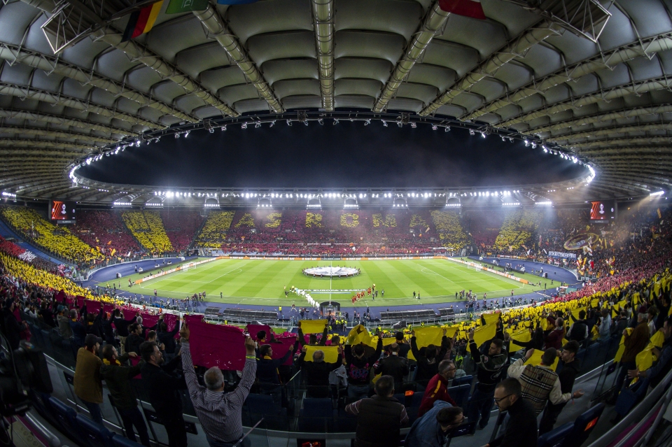 Forza Roma, in Europa si accende la sfida: Roma &ndash; Lille si avvicina&Egrave; tempo di dribblare distrazioni, di stringere i pugni, di respirare ogni istante di questa vigilia con quella tensione che solo noi, in Curva, sappiamo fare nostra. Gioved&igrave; sera l&rsquo;Olimpico sar&agrave; il teatro dove la Magica vorr&agrave; ancora una volta dimostrare che quando la partita conta, quando le luci dell&rsquo;Europa League illuminano il prato, siamo pronti a dare l&rsquo;anima.🔥 Lo stato dell&rsquo;animo giallorossoArriviamo da un&rsquo;avventura che fa ben sperare: tre vittorie consecutive &mdash; contro Lazio, Nizza e Verona &mdash; che hanno restituito fiducia e slancio a squadra e ambiente. Non &egrave; roba da poco quando l&rsquo;aria intorno a Trigoria spesso &egrave; fatta di scetticismo e richieste di riscatto.Ma non illudiamoci: non &egrave; mai tutto perfetto. Qualche spina c&rsquo;&egrave;, qualche fastidio da valutare. Soul&eacute; ha avvertito un piccolo acciacco, Ndicka &egrave; uscito con crampi: questioni gestibili ma che obbligano Gasperini a scegliere con attenzione. Dybala resta ai box per una lesione muscolare, Bailey non &egrave; disponibile, Baldanzi fuori lista UEFA. La rosa non &egrave; infinita, ma chi scender&agrave; in campo sapr&agrave; che ha dietro una citt&agrave; che non perdona, ma che ama con tutto il cuore.🧩 Formazioni e mosse tattiche: il rompicapo di GasperiniContro il Lille, Gasperini deve bilanciare ambizione e prudenza. Il turnover non &egrave; un optional: occorre preservare energie per il campionato, ma restare competitivi. Le probabilit&agrave; pi&ugrave; concrete:In porta Svilar continuer&agrave; a essere la scelta sicura. In difesa, la linea a 3 pu&ograve; vedere Hermoso insidiato da Celik, affiancato da Mancini e N&rsquo;Dicka. Sulle fasce, Rensch &egrave; favorito, cos&igrave; come Tsimikas sulla sinistra. In mezzo al campo, il centro sar&agrave; tra Cristante, Kon&eacute; e altri che Gasperini vorr&agrave; &ldquo;svegliare&rdquo; ogni partita. Davanti, il ballottaggio &egrave; serrato: Pellegrini sembra in vantaggio per giocare dietro all&rsquo;attaccante. Ma El Aynaoui e Ferguson sono pronti ad affiancarlo o anche a prenderne il posto. Dovbyk, galvanizzato dal gol recente, pu&ograve; insidiare il ruolo di centravanti titolare. Si prospetta una Roma &ldquo;variabile&rdquo;, con moduli pronti a oscillare, uomini pronti a sacrificarsi. Serve una squadra che sappia soffrire e che sappia attaccare con coraggio.🤝 Il Lille non &egrave; avversario da sottovalutareI francesi arrivano con qualche assenza: Meunier e Andr&eacute; Gomes non saranno della partita. Ma dovremo guardare con rispetto ai loro giovani talenti e soprattutto a Giroud, che non ha bisogno di presentazioni. Una notizia curiosa: il presidente del Lille, Alessandro Barnaba, &egrave; un tifoso romanista. Questo incontro, per lui, &egrave; qualcosa di pi&ugrave; che una partita di calcio. Ha dichiarato: &ldquo;Affrontare la mia Roma sar&agrave; incredibile.&rdquo;  Quel &ldquo;incredibile&rdquo; pesa sul terreno di gioco e nel cuore di chi veste giallorosso.🎯 Obiettivo nero su giallorosso: &ldquo;Vittoria in casa, dominare l&rsquo;Europa&rdquo;L&rsquo;obiettivo &egrave; chiaro e semplice: vincere in casa, prendersi i tre punti per rilanciare la nostra corsa in Europa League. Dopo il successo a Nizza, Gasperini e i ragazzi vogliono confermarsi ancora una volta davanti al nostro popolo. Non sar&agrave; facile: il Lille non viene a Genova per &ldquo;fare la comparsa&rdquo;. Ma noi all&rsquo;Olimpico, con il tifo, con la voce, con i cori &mdash; quelli che fanno tremare i vetri &mdash; vogliamo trasformare il campo in un bolgia giallorossa.Chi dovr&agrave; spiccare?Svilar: atteso a qualche intervento decisivo.Il reparto arretrato: non concedere spazi, non dare respiro ai nostri avversari.Il centrocampo: l&rsquo;anima della sfida, chi tiene i tempi, chi rompe le linee.L&rsquo;attacco: che sappia mordere nelle transizioni, che sappia far male quando si apre il varco.E poi: la curva. Noi, gli irriducibili. Saremo l&igrave; a fare la differenza, a spingere quei 90 minuti come fossero eterni.🗓 Dettagli pratici che i romanisti devono saperePartita: Roma &ndash; LilleData e ora: gioved&igrave; 2 ottobre, ore 18:45 Dove vederla: su Sky Sport, streaming su Sky Go / Now TV Biglietti: ancora disponibili sul sito ufficiale Roma per chi vuole vivere l&rsquo;emozione dal vivo. 💢 Il fuoco nella gola: il messaggio dei tifosiOgni volta che si avvicina una partita europea, si risveglia in noi la consapevolezza che il calcio &egrave; cuore, &egrave; identit&agrave;, &egrave; orgoglio. Nessuno regala nulla e chi dimentica il perch&eacute; indossa quei colori &egrave; perduto. Il Lille sapr&agrave; che la Roma non &egrave; solo una squadra: &egrave; un urlo che attraversa strade, quartieri, cuori.Gasperini e i ragazzi dovranno sentire che non sono soli: sentiranno che dietro di loro ci saremo noi, romani veri, pronti a spingere fino all&rsquo;ultimo secondo. Quel &ldquo;BOA&rdquo; che sale, quei cori che nascono da gola e anima, quel battito che diventa unico.Adesso &egrave; il momento di tornare a gridare. Di tornare a ragionare con le emozioni. Con le ossa, con i muscoli, col cuore. Gioved&igrave; l&rsquo;Olimpico deve esplodere. E non c&rsquo;&egrave; spazio per il dubbio: vincere o morire.Forza Roma, oggi e sempre.
