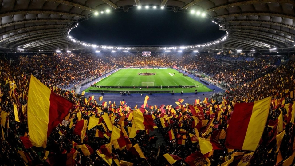 Eccoci, fratelli giallorossi: il vento sta soffiando forte su Trigoria, e oggi &egrave; di quelli che mettono i brividi sulla pelle e fanno tremare il cuore. Qui sotto trovate il racconto pi&ugrave; passionale (da curva) possibile delle ultime notizie sull&rsquo;AS Roma, quelle che ci fanno restare svegli la notte e contare i giorni fino alla prossima battaglia.🔥 La Roma in testa, con l&rsquo;anima che bruciaNon &egrave; uno scherzo: la Magica &egrave; tornata a respirare sul gradino pi&ugrave; alto. Con il 2-1 rimontando la Fiorentina, i Lupi si issano provvisoriamente in vetta alla Serie A con 15 punti in 6 partite. S&igrave;, lo so: pu&ograve; sembrare presto per parlare di comando, ma quando vinci con carattere e con cuore &mdash; e come stiamo facendo &mdash; ogni sorpresa diventa una realt&agrave; possibile.Nei momenti difficili, spesso &egrave; la voglia che fa la differenza. Ed &egrave; proprio quella che in queste settimane stiamo respirando in ogni angolo della citt&agrave;: nei balconi, nella Sud, negli sguardi dei tifosi che parlano con le mani, che urlano &ldquo;Forza Roma&rdquo; prima ancora che la partita inizi.⭐ Soul&eacute;, il ragazzo che sta accendendo RomaSe dovessi indicare un nome che racchiude questa rinascita, sarebbe Mat&iacute;as Soul&eacute;. Gol, assist, coraggio, idee: una presenza che in poche partite &egrave; diventata indispensabile. Con Dybala e Bailey in via di ritorno, la concorrenza cresce &mdash; ma proprio questo clima pu&ograve; far esplodere il meglio di tutti. Soul&eacute; si sta costruendo un posto da protagonista, e noi lo sentiamo come un figlio nostro che cresce in mezzo al cemento giallorosso.⚔️ Dovbyk e i rigori (e quel rimpianto che pesa)C&rsquo;&egrave; qualcosa che ci tormenta: i rigori sbagliati. Dovbyk, con tutta la sua generosit&agrave; e il sacrificio, ha ammesso che quei tiri falliti sono l&rsquo;unico rimpianto che porta con s&eacute;. Eppure &mdash; e qui sta la speranza &mdash; non &egrave; un errore che cancella una stagione. &Egrave; un monito, un peso da portare sul petto con la rabbia dentro. E sappiamo che questo veleno pu&ograve; trasformarsi in forza.Perch&eacute; noi romanisti sappiamo che le ferite a volte diventano cicatrici che non si vedono, ma che danno resistenza.🏗️ Nuovo stadio a Pietralata: si lavoraIl sogno dello stadio &egrave; tornato al centro. A Pietralata si muovono passi concreti: &egrave; iniziata la rimozione del &ldquo;solettone&rdquo; e si cercano i pareri, si affrontano i dossier, il Comune, la burocrazia. Non &egrave; un cammino breve, non sar&agrave; facile, ma &egrave; un&rsquo;urgenza per Roma e per chi ama questa squadra fino al midollo. Costruire una casa per la Magica, una casa che ci somigli, che profumi di sudore, fumo, cori e sogni.🧳 La &ldquo;febbre nazionale&rdquo; e il ritorno di BaileyUndici romanisti sono partiti con le nazionali per gli impegni internazionali. E intanto, in casa nostra, si parla gi&agrave; di un ritorno importante: Leon Bailey &egrave; sempre pi&ugrave; vicino al rientro. Potrebbe tornare a darci quel guizzo esplosivo che ci serve nelle partite che contano. Questo significa pi&ugrave; scelta, pi&ugrave; imprevedibilit&agrave; e pi&ugrave; motivi per svegliarsi ogni mattina con il cuore che batte Roma.🧩 Il tifoso non dimentica: Gasperini, mercato, promesseGian Piero Gasperini non &egrave; un nome che scegli a caso. Dopo anni ad Atalanta a forgiare anime e caratteri, &egrave; arrivato qui con la promessa di cambiare la mentalit&agrave;, di riportare la Roma aggressiva, vera, scomoda per gli avversari. Al mercato si guarda con occhi attenti: ogni acquisto, ogni cessione, &egrave; sentinella di un progetto. Il tifoso bada al sodo: non vogliamo velleit&agrave;, vogliamo sostanza, vogliamo orgoglio. Alcune voci parlano di una Roma &ldquo;senza Dybala&rdquo; nelle richieste iniziali del tecnico &mdash; ma sappiamo che ogni trattativa ha mille sfumature. E mentre si respira questa aria, ci piace pensare che la Roma che verr&agrave; &mdash; mattoni, pelle e sangue &mdash; si sta plasmando ora, partita dopo partita.📅 Cosa ci aspettaIl prossimo big match in Serie A &egrave; contro l&rsquo;Inter: uno scontro da cuore e spada.I Friedkin sono tornati a Roma e partecipano alle assemblee europee, con lo sguardo puntato anche sul futuro internazionale del club. Intanto, i tifosi comprano ogni singolo biglietto che esce: anche per la trasferta, anche per sentire l&rsquo;odore dell&rsquo;erba, anche per dare la spinta che serve quando la squadra arriva. 💔 E un pensiero a noi, che amiamo da sempreQuesto articolo non &egrave; solo cronaca: &egrave; grido, &egrave; pelle d&rsquo;oca, &egrave; &ldquo;salire sulla Sud e urlare fino a non avere pi&ugrave; voce&rdquo;. Roma non la puoi raccontare come un