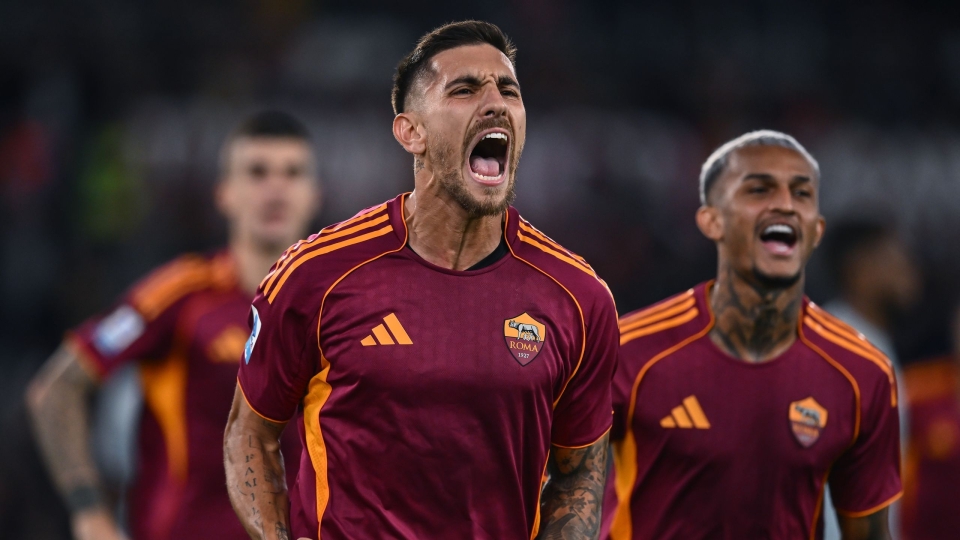 AS ROMA &ndash; UDINESE: CUORE, GRINTA E VITTORIA DA PRIMA DELLA CLASSE<br /><br />Ragazzi&hellip; che domenica!<br />All&rsquo;Olimpico ieri non si &egrave; vista solo una partita di calcio: si &egrave; vista LA ROMA, quella con la R maiuscola, quella che quando scende in campo senti lo stomaco che si stringe, quella che ti fa dire: &ldquo;S&igrave;, questa squadra &egrave; roba nostra. Questa qui lotta per noi.&rdquo;<br /><br />L&rsquo;INGRESSO IN CAMPO: IL FUOCO NEGLI OCCHI<br /><br />La squadra &egrave; entrata che sembrava avere la fiamma dentro. Non era solo una giornata di campionato, era una dichiarazione:<br /><br />La Roma &egrave; prima e vuole restarci.<br /><br />E tutto lo stadio lo ha capito.<br />Coreografia da brividi, sciarpe alte, la Curva Sud che sembrava un vulcano pronto ad eruttare. L&rsquo;Udinese? Onesta, volenterosa&hellip; ma ieri era chiamata a fare da comparsa nella nostra storia.<br /><br />IL GIOCO: CALMA, CORAGGIO E POI COLTELLO FRA I DENTI<br /><br />La Roma ha giocato come gioca una squadra che sa quello che vuole: niente frenesia, niente paura, solo testa e cuore.<br />L&agrave; dietro muro su muro, a centrocampo padroni del mondo, davanti la cattiveria giusta.<br /><br />E quando &egrave; arrivato il gol&hellip;<br />MAMMA MIA.<br />Un&rsquo;esplosione di voce, di braccia al cielo, di lacrime, di abbracci tra sconosciuti.<br />&Egrave; la Roma questa: gente diversa che diventa famiglia.<br /><br />IL FINALE &Egrave; STATO UN ATTO DI FEDE<br /><br />Perch&eacute; noi romanisti non vinciamo mai senza soffrire, eh?<br />Gli ultimi minuti col fiato sospeso, la Curva che spingeva, lo stadio che tremava.<br />Ma alla fine&hellip;<br />&Egrave; arrivato il triplice fischio.<br />E siamo scoppiati tutti: un boato che si &egrave; sentito fino a Trigoria.<br /><br />PRIMI IN CLASSIFICA<br /><br />Leggetelo bene.<br />Ripetetelo piano.<br />Assaporatelo:<br /><br />PRIMA. LA. ROMA.<br /><br />Non ci regalano niente, non ci &egrave; mai stato regalato nulla.<br />Ma essere l&agrave; sopra, adesso, cos&igrave;&hellip; ha un sapore che solo chi vive questa citt&agrave; lo pu&ograve; capire.<br /><br />PERCH&Eacute; NOI NON SIAMO TIFOSI. NOI SIAMO FEDE.<br /><br />La Roma &egrave; la sveglia la mattina, &egrave; l&rsquo;umore per tutta la settimana, &egrave; quel brivido quando senti l&rsquo;inno, &egrave; la lacrima che ti scende anche se fai finta di no.<br /><br />E ieri la squadra ha giocato come giocherebbe un romanista:<br /><br />Con il cuore in mano<br /><br />Con la faccia contro il vento<br /><br />Senza mai abbassare lo sguardo<br /><br />AVANTI COS&Igrave;<br /><br />La strada &egrave; lunga, nessuno ci regaler&agrave; nulla&hellip;<br />Ma se questa Roma continua cos&igrave;, con questa fame, con questa cattiveria, con questa SPINTA DEL POPOLO, allora s&igrave;&hellip; possiamo sognare.<br /><br />E ricordatevelo tutti:<br /><br />LA ROMA NON SI AMA PERCH&Eacute; VINCE.<br />LA ROMA VINCE PERCH&Eacute; LA AMIAMO.<br /><br />DAJE ROMA DAJE.<br />SEMPRE.<br />MO&rsquo; PI&Ugrave; CHE MAI. 🟡🔴🔥<br /><br />Tifosi della Magica, preparatevi a ululare di gioia!<br />Ieri allo Stadio Olimpico di Roma, la nostra amata AS Roma ha fatto vibrare le tribune con una prestazione che profuma di grande impresa: vittoria per 2-0 contro la Udinese e primo posto solitario in classifica! <br /><br />🎉 Il racconto della partita<br />Dopo un avvio equilibrato, &egrave; arrivato il momento che i nostri cuori aspettavano: al 42&prime; del primo tempo, un fallo di mano dell&rsquo;Udinese nell&rsquo;area di rigore ha spalancato il varco al capitano Lorenzo Pellegrini che ha trasformato il calcio di rigore con freddezza.<br />Nel secondo tempo, al 61&prime;, &egrave; stato il turco Zeki &Ccedil;elik a infilare il raddoppio con un&rsquo;azione costruita con il cuore e l&rsquo;ingegno della nostra squadra: triangolo con Gianluca Mancini e gol. <br />L&rsquo;Udinese ha provato a reagire, ma la nostra difesa reggeva, e il portiere Mile Svilar &egrave; stato decisivo in almeno un paio di occasioni. <br /><br />💛❤️ Perch&eacute; questa vittoria vale tanto<br /><br />Il plus di classifica: con questi tre punti, la Roma sale in vetta alla Serie A con 24 punti, davanti a  Milan e Napoli.<br />La solidit&agrave; difensiva: la squadra continua a dimostrarsi una fortezza. Non solo i gol, ma soprattutto non concedere reti fa la differenza.<br />Il segnale che arriviamo da protagonisti: non pi&ugrave; squadra che sogna, ma squadra che agisce. Fin dalle battute iniziali si &egrave; capito che la Roma voleva imporre il proprio gioco. <br /><br />🔥 Dal cuore della Curva<br />Ragazzi, ieri c&rsquo;era un&rsquo;atmosfera da brivido: il boato al momento del rigore di Pellegrini ha fatto tremare le gradinate, e quando &Ccedil;elik ha infilato il secondo, &egrave; esplosa la Sud in un tripudio di bandiere giallorosse. Si &egrave; visto che la squadra ha sentito la fiducia del popolo romanista.<br />&Egrave; una vittoria che sa di &ldquo;questo &egrave; il nostro anno&rdquo;, lo possiamo sentire nell&rsquo;aria. Non &egrave; un sogno, &egrave; realt&agrave; in costruzione.<br /><br />📝 Qualche nota &ldquo;da dietro le quinte&rdquo;<br /><br />L&rsquo;Udinese ha tentato di pressare, ma la Roma ha saputo gestire i momenti difficili con sangue freddo. <br />Il tecnico Gian Piero Gasperini (s&igrave;, proprio lui) sta imprimendo una mentalit&agrave; vincente: meno fronzoli, pi&ugrave; concretezza.<br />Attenzione per&ograve;: non bisogna adagiarsi. Gli obiettivi sono alti e la strada lunga. Ma con questa attitudine possiamo davvero puntare in alto.<br /><br />🚀 E adesso?<br />La sosta nazionale arriva al momento giusto per ricaricare le batterie, ma al ritorno la Roma dovr&agrave; continuare sulla scia di questa prestazione: aggressiva, compatta, determinata. I tifosi sono pronti: voi ce la farete squadra, noi ci saremo settimana dopo settimana, con il cuore in gola e la voce in gola.<br />In conclusione, compagni giallorossi: ieri non &egrave; stata solo una vittoria. &Egrave; stata una dichiarazione d&rsquo;intenti.<br />La Roma &egrave; tornata, e noi siamo con lei, sempre. Forza Roma! 💛❤️