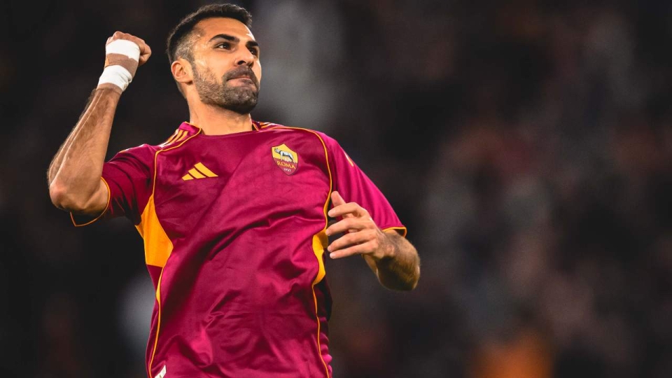 AS ROMA &ndash; UDINESE: CUORE, GRINTA E VITTORIA DA PRIMA DELLA CLASSE<br /><br />Ragazzi&hellip; che domenica!<br />All&rsquo;Olimpico ieri non si &egrave; vista solo una partita di calcio: si &egrave; vista LA ROMA, quella con la R maiuscola, quella che quando scende in campo senti lo stomaco che si stringe, quella che ti fa dire: &ldquo;S&igrave;, questa squadra &egrave; roba nostra. Questa qui lotta per noi.&rdquo;<br /><br />L&rsquo;INGRESSO IN CAMPO: IL FUOCO NEGLI OCCHI<br /><br />La squadra &egrave; entrata che sembrava avere la fiamma dentro. Non era solo una giornata di campionato, era una dichiarazione:<br /><br />La Roma &egrave; prima e vuole restarci.<br /><br />E tutto lo stadio lo ha capito.<br />Coreografia da brividi, sciarpe alte, la Curva Sud che sembrava un vulcano pronto ad eruttare. L&rsquo;Udinese? Onesta, volenterosa&hellip; ma ieri era chiamata a fare da comparsa nella nostra storia.<br /><br />IL GIOCO: CALMA, CORAGGIO E POI COLTELLO FRA I DENTI<br /><br />La Roma ha giocato come gioca una squadra che sa quello che vuole: niente frenesia, niente paura, solo testa e cuore.<br />L&agrave; dietro muro su muro, a centrocampo padroni del mondo, davanti la cattiveria giusta.<br /><br />E quando &egrave; arrivato il gol&hellip;<br />MAMMA MIA.<br />Un&rsquo;esplosione di voce, di braccia al cielo, di lacrime, di abbracci tra sconosciuti.<br />&Egrave; la Roma questa: gente diversa che diventa famiglia.<br /><br />IL FINALE &Egrave; STATO UN ATTO DI FEDE<br /><br />Perch&eacute; noi romanisti non vinciamo mai senza soffrire, eh?<br />Gli ultimi minuti col fiato sospeso, la Curva che spingeva, lo stadio che tremava.<br />Ma alla fine&hellip;<br />&Egrave; arrivato il triplice fischio.<br />E siamo scoppiati tutti: un boato che si &egrave; sentito fino a Trigoria.<br /><br />PRIMI IN CLASSIFICA<br /><br />Leggetelo bene.<br />Ripetetelo piano.<br />Assaporatelo:<br /><br />PRIMA. LA. ROMA.<br /><br />Non ci regalano niente, non ci &egrave; mai stato regalato nulla.<br />Ma essere l&agrave; sopra, adesso, cos&igrave;&hellip; ha un sapore che solo chi vive questa citt&agrave; lo pu&ograve; capire.<br /><br />PERCH&Eacute; NOI NON SIAMO TIFOSI. NOI SIAMO FEDE.<br /><br />La Roma &egrave; la sveglia la mattina, &egrave; l&rsquo;umore per tutta la settimana, &egrave; quel brivido quando senti l&rsquo;inno, &egrave; la lacrima che ti scende anche se fai finta di no.<br /><br />E ieri la squadra ha giocato come giocherebbe un romanista:<br /><br />Con il cuore in mano<br /><br />Con la faccia contro il vento<br /><br />Senza mai abbassare lo sguardo<br /><br />AVANTI COS&Igrave;<br /><br />La strada &egrave; lunga, nessuno ci regaler&agrave; nulla&hellip;<br />Ma se questa Roma continua cos&igrave;, con questa fame, con questa cattiveria, con questa SPINTA DEL POPOLO, allora s&igrave;&hellip; possiamo sognare.<br /><br />E ricordatevelo tutti:<br /><br />LA ROMA NON SI AMA PERCH&Eacute; VINCE.<br />LA ROMA VINCE PERCH&Eacute; LA AMIAMO.<br /><br />DAJE ROMA DAJE.<br />SEMPRE.<br />MO&rsquo; PI&Ugrave; CHE MAI. 🟡🔴🔥<br /><br />Tifosi della Magica, preparatevi a ululare di gioia!<br />Ieri allo Stadio Olimpico di Roma, la nostra amata AS Roma ha fatto vibrare le tribune con una prestazione che profuma di grande impresa: vittoria per 2-0 contro la Udinese e primo posto solitario in classifica! <br /><br />🎉 Il racconto della partita<br />Dopo un avvio equilibrato, &egrave; arrivato il momento che i nostri cuori aspettavano: al 42&prime; del primo tempo, un fallo di mano dell&rsquo;Udinese nell&rsquo;area di rigore ha spalancato il varco al capitano Lorenzo Pellegrini che ha trasformato il calcio di rigore con freddezza.<br />Nel secondo tempo, al 61&prime;, &egrave; stato il turco Zeki &Ccedil;elik a infilare il raddoppio con un&rsquo;azione costruita con il cuore e l&rsquo;ingegno della nostra squadra: triangolo con Gianluca Mancini e gol. <br />L&rsquo;Udinese ha provato a reagire, ma la nostra difesa reggeva, e il portiere Mile Svilar &egrave; stato decisivo in almeno un paio di occasioni. <br /><br />💛❤️ Perch&eacute; questa vittoria vale tanto<br /><br />Il plus di classifica: con questi tre punti, la Roma sale in vetta alla Serie A con 24 punti, davanti a  Milan e Napoli.<br />La solidit&agrave; difensiva: la squadra continua a dimostrarsi una fortezza. Non solo i gol, ma soprattutto non concedere reti fa la differenza.<br />Il segnale che arriviamo da protagonisti: non pi&ugrave; squadra che sogna, ma squadra che agisce. Fin dalle battute iniziali si &egrave; capito che la Roma voleva imporre il proprio gioco. <br /><br />🔥 Dal cuore della Curva<br />Ragazzi, ieri c&rsquo;era un&rsquo;atmosfera da brivido: il boato al momento del rigore di Pellegrini ha fatto tremare le gradinate, e quando &Ccedil;elik ha infilato il secondo, &egrave; esplosa la Sud in un tripudio di bandiere giallorosse. Si &egrave; visto che la squadra ha sentito la fiducia del popolo romanista.<br />&Egrave; una vittoria che sa di &ldquo;questo &egrave; il nostro anno&rdquo;, lo possiamo sentire nell&rsquo;aria. Non &egrave; un sogno, &egrave; realt&agrave; in costruzione.<br /><br />📝 Qualche nota &ldquo;da dietro le quinte&rdquo;<br /><br />L&rsquo;Udinese ha tentato di pressare, ma la Roma ha saputo gestire i momenti difficili con sangue freddo. <br />Il tecnico Gian Piero Gasperini (s&igrave;, proprio lui) sta imprimendo una mentalit&agrave; vincente: meno fronzoli, pi&ugrave; concretezza.<br />Attenzione per&ograve;: non bisogna adagiarsi. Gli obiettivi sono alti e la strada lunga. Ma con questa attitudine possiamo davvero puntare in alto.<br /><br />🚀 E adesso?<br />La sosta nazionale arriva al momento giusto per ricaricare le batterie, ma al ritorno la Roma dovr&agrave; continuare sulla scia di questa prestazione: aggressiva, compatta, determinata. I tifosi sono pronti: voi ce la farete squadra, noi ci saremo settimana dopo settimana, con il cuore in gola e la voce in gola.<br />In conclusione, compagni giallorossi: ieri non &egrave; stata solo una vittoria. &Egrave; stata una dichiarazione d&rsquo;intenti.<br />La Roma &egrave; tornata, e noi siamo con lei, sempre. Forza Roma! 💛❤️