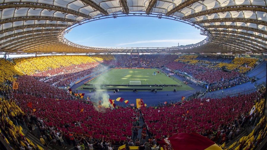🔴🟡 Cuore Romanista: le ultime su AS Roma (da tifosi per tifosi)Eccoci qua, fratelli della Curva, con le scarpe infangate e la voce roca, pronti a parlare della nostra Roma come la viviamo, giorno dopo giorno. In questo articolo vi racconto le &ldquo;ultime news&rdquo; con il sentimento di chi ama la maglia fino in fondo: con rabbia, speranza, orgoglio e&hellip; qualche bestemmione giusto per stare in forma.🆚 Roma&ndash;Inter: la battuta d&rsquo;arresto che bruciaL&rsquo;ultimo turno in Serie A ci ha consegnato una sconfitta dolorosa: Inter batte Roma 1-0, grazie a un gol di Bonny al 6&rsquo;. Uno schiaffo all&rsquo;orgoglio, perch&eacute; la squadra ci aveva illuso con qualche spunto, e invece ha ceduto troppo presto. Il gol incassato cos&igrave; presto ha complicato tutto, e nel corso del match la Roma ha tentato la reazione: Dybala, punizione velenosa; Dovbyk vicino al gol; Mkhitaryan che colpisce la traversa. Ma il risultato non si &egrave; mosso. Nel post partita, Gasperini ha provato a tirar su la squadra: &ldquo;Ci siamo, siamo vivi&rdquo;, ha detto. S&igrave;, lo so: &egrave; facile dirlo quando il dolore &egrave; ancora fresco. Ma almeno mostra che nessuno qui molla.In classifica, ci troviamo in testa (o quasi, a ruota con gli altri) ma con le spalle esposte: basta un vento forte per farci vacillare. ⚡ Leon Bailey: scintilla cara che serveUna luce in mezzo al buio: Leon Bailey ha finalmente debuttato. Entrato a gara in corso per circa 18 minuti, ha mostrato scatti, dribbling e quel guizzo che ci mancava. Non &egrave; ancora tempo di esultare, ma perlomeno di prendere nota: potrebbe essere l&rsquo;arma in pi&ugrave; quando, stanchi, i titolari faranno fatica a reggere la pressione.Molti tifosi ora sperano che Gasperini gli dia fiducia: magari da titolare, magari a gara in corso. Ma due avvertenze:Non bruciamolo subito, non &egrave; un messia ma un potenziale.Controlliamo il fisico: un aiuto tecnico senza contraccolpi infortuni diventa un infortunio stesso.🛡️ Difesa solida, attacco in apneaUna delle note positive di questo inizio &egrave; la retroguardia: abbiamo concesso pochissimo (anche nelle partite pi&ugrave; difficili). ReutersMa l&rsquo;attacco fa fatica &mdash; solo 7 gol segnati in altrettante giornate. Vuoi che manca il ritmo, vuoi che manca la spinta, vuoi che alcuni interpreti non stanno incidendo come dovrebbero (Ferguson ad esempio). Serve concretezza, serve un uomo che la butti dentro quando tutto sembra fermo. Serve qualcuno che spinga questa Roma dal &ldquo;quasi&rdquo; al &ldquo;fatto&rdquo;.💭 Cosa aspettarci oraEuropa League in arrivo: occasione per scrollarci di dosso il peso della sconfitta. Serve testa fredda e gambe fresche.Rotazioni tattiche: Gasperini dovr&agrave; mescolare le carte, provare nuovi uomini, non rimanere fisso su uno schema che a volte ci rende prevedibili.Bailey pi&ugrave; spesso: se il giamaicano si far&agrave; trovare pronto, potremmo finalmente avere quella spinta nel cambio partita che tanto ci manca.Unit&agrave; totale: squadra, societ&agrave;, tifosi &mdash; tutti devono remare nella stessa direzione. In curva sappiamo cosa significa.Resistenza mentale: nelle giornate nere, nei momenti bui, i veri romanisti mostrano cosa significa amare una squadra. Non molliamo.🗣️ Parola ai tifosi (di Curva)Io ci sar&ograve; sempre, anche quando qualcuno dir&agrave; &ldquo;quest&rsquo;anno non si va da nessuna parte&rdquo;. Perch&eacute; questa maglia non &egrave; un obiettivo, &egrave; una ferita che porti addosso, &egrave; una speranza che non si spegne. Se vinceremo, rideremo tutti insieme. Se perderemo, piangeremo, ma lo faremo insieme, stretti da una sciarpa, sotto un cielo rosso‐giallo.E quella ferita, quel dolore, quella voglia di rivincita: &egrave; la Roma. &Egrave; il nostro cuore che batte forte.Forza Roma, sempre! 🔴🟡