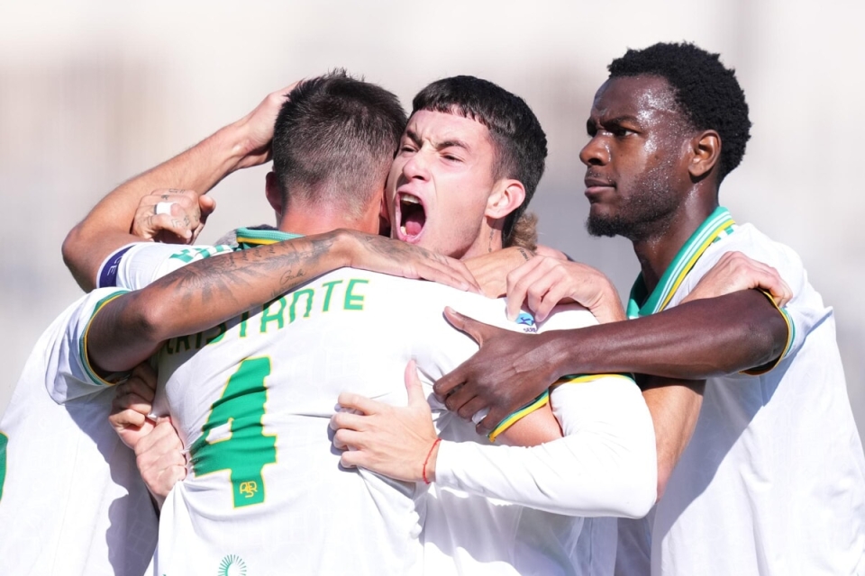 ROMA VINCE A FIRENZE 2-1 &mdash; E SI PORTA IN VETTA DA SOLA!C&rsquo;&egrave; da schioccare le dita, da stringere i pugni, da urlare fino a rimanere senza fiato: la Roma ieri sera ha fatto la Roma. Al Franchi, contro una Fiorentina affamata e pericolosa, i nostri han rimontato il vantaggio viola e lo hanno ribaltato con carattere, voglia, fame. Il premio? Il primato in classifica, da oggi pi&ugrave; reale che mai.🔥 Roma oscura Firenze e conquista la vettaChe battaglia! In pieno spirito da Romanisti, la squadra ha ribaltato la Fiorentina in trasferta con un 2-1 che sa di gloria. I Viola erano partiti forte, con Moise Kean che al 14&prime; scoccava un bolide dal limite e lasciava il portiere senza reazione. Ma Roma non trema. Come un cuore che non smette di battere, i nostri rispondono quasi subito: Matias Soul&eacute; con uno spunto da campione (assist di Dovbyk) ristabilisce la parit&agrave;. Poi, sugli sviluppi di un calcio d&rsquo;angolo, Bryan Cristante anticipa la marcatura e di testa scarica nel sacco il gol del sorpasso. Il finale &egrave; vissuto col fiato sospeso: la Fiorentina ci prova, qualche spavento, legni colpiti, ma la difesa regge. Un risultato da Romanisti veri. Con questa vittoria, la Roma sale al primo posto provvisorio in Serie A. Il mister, Gian Piero Gasperini, da buon stratega, ha commentato cos&igrave; l&rsquo;incontro: &ldquo;abbiamo controllato bene, gestito i tempi, qualche rischio ma dominato la partita. Anche da piede fermo possiamo colpire&rdquo;. A lui piace scherzare fino in fondo: &ldquo;Hai chiesto un angolo invece di un rigore&hellip; lo abbiamo sfruttato.&rdquo; ⚽ La partita: cuore, sudore e testaPartita dal sapore cupo all&rsquo;inizio, perch&egrave; gi&agrave; al 14&rsquo; Kean sfrutta un disattenzione difensiva e punisce Svilar con un tiro preciso: Fiorentina in vantaggio e l&rsquo;aria che pare farsi pesante per noi. Ma questa Roma &mdash; la Roma dei tifosi, della curva, di chi non molla &mdash; non si piega. La risposta arriva subito, con rabbia e idee: al 22&rsquo; Mat&iacute;as Soul&eacute; buca l&rsquo;aria con un sinistro fulminante su assist &ldquo;di prima&rdquo; (da chi, se non un compagno che crede nel sogno?). &Egrave; l&rsquo;1-1 e lo stadio, anche se &egrave; Firenze, percepisce la scossa. Poi al 30&rsquo;, sul corner battuto dallo stesso Soul&eacute;, si alza la testa di Cristante che anticipa tutti e svetta di testa: 2-1 giallorosso. De Gea tocca, ma non basta. E cos&igrave; la rimonta &egrave; completata prima della pausa. Nella ripresa la Fiorentina ci prova, sbatte su nervi, legni e difesa tosta: palo di Kean, traversa di Piccoli, Gosens che spreca da due passi. Ma la Roma resiste, tiene, chiude gli spazi, soffre ma non cede. Alla fine il fischio &egrave; la liberazione: 2-1 per noi. 🎯 I protagonisti: chi ha scritto la storiaMat&iacute;as Soul&eacute;: l&rsquo;uomo chiave della rimonta. Gol + assist + cuore. MVP per molti. Bryan Cristante: non &egrave; tipo da riflettori, ma nel momento decisivo svetta e firma il gol del sorpasso.Difesa e centrocampo: Mancini, Ndicka, &Ccedil;elik, Kon&eacute; &mdash; hanno retto l&rsquo;urto, hanno concesso poco, hanno sofferto con dignit&agrave;.Nella Fiorentina, Kean ci ha provato, intelligente, rapace &mdash; &egrave; stato il loro faro.📊 La classifica: Roma prima, e che musicaCon questa vittoria la Roma vola a 15 punti in sei partite: prima in classifica, da sola. La Fiorentina, invece, sprofonda: solo 3 punti raccolti finora in campionato, senza vittorie e con gi&agrave; troppe ombre in casa. Questo momento va vissuto. &Egrave; il momento in cui si pu&ograve; guardare in alto con il fiato che trema e il sorriso che fa male da quanto &egrave; largo. Non &egrave; un sogno: &egrave; una sfida che si costruisce partita dopo partita, con passione e senza paura.💥 Commento da tifoso: &ldquo;quello che volevamo, quello che meritiamo&rdquo;Quando indossi la maglia e senti nel petto il peso della storia, non puoi accettare che si fermi tutto a un momento. La Remontada contro la Fiorentina non &egrave; stata solo un gol o una vittoria: &egrave; stata l&rsquo;affermazione che nessun vantaggio &egrave; troppo, nessuna difficolt&agrave; basta ad arrestarci. E che la vetta non &egrave; un&rsquo;occasione, ma un diritto che dobbiamo guadagnare con sudore, cuore e unit&agrave;.Alla Viola vanno i complimenti per averci provato fino alla fine, ma la Roma &egrave; stata pi&ugrave; squadra. &Egrave; stata cinica quando serve, coraggiosa sempre, libera nel cuore.E noi, dietro la curva, con le bandiere, con il canto, con i cuori in gola, lo sappiamo: non era una partita qualsiasi. Era una dichiarazione: la Roma c&rsquo;&egrave;. E ora vuole restare.Avanti cos&igrave;. In vetta, sempre Roma.❤️ Il sangue giallorosso che scorreIo, te, noi: la Roma ci ha regalato emozioni forti in pochi giorni. Dalla vetta in Serie A a una debacle europea da dimenticare, passando per la fine di un ciclo con De Rossi. Ma questo &egrave; il calcio, e questo &egrave; AS Roma: mai banale, sempre vivo.Alla fine della giornata, resta un&rsquo;unica certezza: noi ci siamo. C&rsquo;eravamo ieri, ci siamo oggi, e ci saremo domani. Con voce roca, cuore pulsante e bandiera al vento.Forza Roma, sempre.