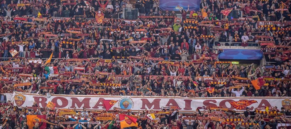 🔴🟡 Cuore Romanista: le ultime su AS Roma (da tifosi per tifosi)Eccoci qua, fratelli della Curva, con le scarpe infangate e la voce roca, pronti a parlare della nostra Roma come la viviamo, giorno dopo giorno. In questo articolo vi racconto le &ldquo;ultime news&rdquo; con il sentimento di chi ama la maglia fino in fondo: con rabbia, speranza, orgoglio e&hellip; qualche bestemmione giusto per stare in forma.🆚 Roma&ndash;Inter: la battuta d&rsquo;arresto che bruciaL&rsquo;ultimo turno in Serie A ci ha consegnato una sconfitta dolorosa: Inter batte Roma 1-0, grazie a un gol di Bonny al 6&rsquo;. Uno schiaffo all&rsquo;orgoglio, perch&eacute; la squadra ci aveva illuso con qualche spunto, e invece ha ceduto troppo presto. Il gol incassato cos&igrave; presto ha complicato tutto, e nel corso del match la Roma ha tentato la reazione: Dybala, punizione velenosa; Dovbyk vicino al gol; Mkhitaryan che colpisce la traversa. Ma il risultato non si &egrave; mosso. Nel post partita, Gasperini ha provato a tirar su la squadra: &ldquo;Ci siamo, siamo vivi&rdquo;, ha detto. S&igrave;, lo so: &egrave; facile dirlo quando il dolore &egrave; ancora fresco. Ma almeno mostra che nessuno qui molla.In classifica, ci troviamo in testa (o quasi, a ruota con gli altri) ma con le spalle esposte: basta un vento forte per farci vacillare. ⚡ Leon Bailey: scintilla cara che serveUna luce in mezzo al buio: Leon Bailey ha finalmente debuttato. Entrato a gara in corso per circa 18 minuti, ha mostrato scatti, dribbling e quel guizzo che ci mancava. Non &egrave; ancora tempo di esultare, ma perlomeno di prendere nota: potrebbe essere l&rsquo;arma in pi&ugrave; quando, stanchi, i titolari faranno fatica a reggere la pressione.Molti tifosi ora sperano che Gasperini gli dia fiducia: magari da titolare, magari a gara in corso. Ma due avvertenze:Non bruciamolo subito, non &egrave; un messia ma un potenziale.Controlliamo il fisico: un aiuto tecnico senza contraccolpi infortuni diventa un infortunio stesso.🛡️ Difesa solida, attacco in apneaUna delle note positive di questo inizio &egrave; la retroguardia: abbiamo concesso pochissimo (anche nelle partite pi&ugrave; difficili). ReutersMa l&rsquo;attacco fa fatica &mdash; solo 7 gol segnati in altrettante giornate. Vuoi che manca il ritmo, vuoi che manca la spinta, vuoi che alcuni interpreti non stanno incidendo come dovrebbero (Ferguson ad esempio). Serve concretezza, serve un uomo che la butti dentro quando tutto sembra fermo. Serve qualcuno che spinga questa Roma dal &ldquo;quasi&rdquo; al &ldquo;fatto&rdquo;.💭 Cosa aspettarci oraEuropa League in arrivo: occasione per scrollarci di dosso il peso della sconfitta. Serve testa fredda e gambe fresche.Rotazioni tattiche: Gasperini dovr&agrave; mescolare le carte, provare nuovi uomini, non rimanere fisso su uno schema che a volte ci rende prevedibili.Bailey pi&ugrave; spesso: se il giamaicano si far&agrave; trovare pronto, potremmo finalmente avere quella spinta nel cambio partita che tanto ci manca.Unit&agrave; totale: squadra, societ&agrave;, tifosi &mdash; tutti devono remare nella stessa direzione. In curva sappiamo cosa significa.Resistenza mentale: nelle giornate nere, nei momenti bui, i veri romanisti mostrano cosa significa amare una squadra. Non molliamo.🗣️ Parola ai tifosi (di Curva)Io ci sar&ograve; sempre, anche quando qualcuno dir&agrave; &ldquo;quest&rsquo;anno non si va da nessuna parte&rdquo;. Perch&eacute; questa maglia non &egrave; un obiettivo, &egrave; una ferita che porti addosso, &egrave; una speranza che non si spegne. Se vinceremo, rideremo tutti insieme. Se perderemo, piangeremo, ma lo faremo insieme, stretti da una sciarpa, sotto un cielo rosso‐giallo.E quella ferita, quel dolore, quella voglia di rivincita: &egrave; la Roma. &Egrave; il nostro cuore che batte forte.Forza Roma, sempre! 🔴🟡