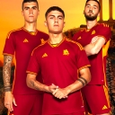 Le ultime su AS Roma1. La rivoluzione Friedkin: cinque punti per dare la svolta al futuroLa propriet&agrave; punta a un progetto strutturale che superi i risultati stagionali. Tra i pilastri ci sono la sostenibilit&agrave; economica (FFP), lo stadio, la crescita infrastrutturale, e un rinnovamento nel modus operandi dirigenziale.2. Gasperini: &ldquo;Partenza incoraggiante, ma c&rsquo;&egrave; ancora molto da costruire&rdquo;Il tecnico ha parlato a mezzo stampa del momento attuale della squadra. Roma &egrave; partita bene, specialmente su alcune prestazioni, ma Gasperini avverte che il margine per migliorare &egrave; ampio, soprattutto in termini di intensit&agrave; e rendimento offensivo.3. Wesley out: problema muscolare per il brasilianoBrutta notizia per la Roma: Wesley non &egrave; nemmeno entrato in panchina nel match del Brasile a causa di un problema alla coscia. Al momento &egrave; in dubbio per la sfida con il Torino, in programma domenica. Verranno fatti ulteriori accertamenti.4. Cristante nuovo capitano: un cambiamento nei verticiBryan Cristante &egrave; stato scelto come capitano titolare del gruppo. Decisione che manda un messaggio: si punta su leadership e continuit&agrave;, elementi che Gasperini considera fondamentali per il percorso che ha in mente.5. Primavera / giovani: Lorenzo Paratici si dimostraNella giovane Roma, Lorenzo Paratici (16 anni, prelevato in prestito con opzione d&rsquo;acquisto dopo l&rsquo;esperienza nelle giovanili) ha fatto vedere lampi di talento in una recente partita di allenamento terminata con un largo 8-0. Ha segnato una tripletta. Potenziale da seguire.AS Roma News oggi: rassegna stampa, ultime notizie e aggiornamenti liveRoma Calcio, ultime notizie: Gasperini, infortuni e novit&agrave; sul futuroRassegna stampa Roma: Friedkin, Gasperini e mercato giallorossoRoma oggi: news, infortuni e novit&agrave; dalla squadra di Gasperini