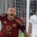 AS Roma, Cristante capitano: la nuova era pragmatica prende forma.Paratici brilla in Primavera, Dovbyk resta nel mirino di Gasperini, Ferguson continua a stupire. Ranieri avverte: "Serve vendere per rispettare il FFP".1. Bryan Cristante &egrave; il nuovo capitanoBryan Cristante &egrave; stato nominato nuovo capitano dell&rsquo;AS Roma. Con oltre 320 presenze con la maglia giallorossa, incarna affidabilit&agrave; e pragmatismo, elementi fondamentali per il progetto di Gasperini. La sua leadership, per&ograve;, ha suscitato opinioni contrastanti tra i tifosi, pi&ugrave; abituati a figure pi&ugrave; carismatiche e legate profondamente all&rsquo;identit&agrave; romanista.2. Paratici illumina il match d&rsquo;allenamentoIn una partita amichevole interna durante la sosta per le nazionali, il giovane Lorenzo Paratici (16 anni) ha segnato una tripletta, mettendo in mostra talento e versatilit&agrave;. Nato nella Primavera della Roma (ma ceduto in prestito dalla Sampdoria con diritto di riscatto), Paratici ha convinto Gasperini, che lo ha convocato per la squadra senior in assenza di alcuni titolari.3. Dovbyk resta &ndash; e pu&ograve; sorprenderciArtem Dovbyk, nonostante una stagione positiva con 17 gol, era stato messo sul mercato da Gasperini e Massara. Un possibile scambio con Milan &egrave; sfumato all&rsquo;ultimo. Tuttavia, secondo l&rsquo;analista Zach Lowy, Dovbyk ha le qualit&agrave; (potenza, gioco spalle alla porta) per diventare un punto di riferimento sotto la guida dell&rsquo;allenatore, se adeguatamente valorizzato tatticamente.4. Ranieri sul Fair-Play FinanziarioClaudio Ranieri ha lanciato un avvertimento significativo: la Roma non pu&ograve; permettersi ulteriori sanzioni legate al fair-play finanziario. Per rispettare i parametri UEFA, il club dovr&agrave; probabilmente vendere alcuni giocatori nei prossimi mesi.5. Ferguson continua a impressionareEvan Ferguson, non ancora a segno in campionato, si sta guadagnando ampi consensi. Assist e prova convincente hanno attirato elogi dall&rsquo;assistente allenatore dell&rsquo;Irlanda, che vede in lui un&rsquo;attaccante completo e adatto anche al contesto europeo pi&ugrave; fisico.