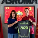 AS Roma, Cristante capitano: la nuova era pragmatica prende forma.Paratici brilla in Primavera, Dovbyk resta nel mirino di Gasperini, Ferguson continua a stupire. Ranieri avverte: "Serve vendere per rispettare il FFP".1. Bryan Cristante &egrave; il nuovo capitanoBryan Cristante &egrave; stato nominato nuovo capitano dell&rsquo;AS Roma. Con oltre 320 presenze con la maglia giallorossa, incarna affidabilit&agrave; e pragmatismo, elementi fondamentali per il progetto di Gasperini. La sua leadership, per&ograve;, ha suscitato opinioni contrastanti tra i tifosi, pi&ugrave; abituati a figure pi&ugrave; carismatiche e legate profondamente all&rsquo;identit&agrave; romanista.2. Paratici illumina il match d&rsquo;allenamentoIn una partita amichevole interna durante la sosta per le nazionali, il giovane Lorenzo Paratici (16 anni) ha segnato una tripletta, mettendo in mostra talento e versatilit&agrave;. Nato nella Primavera della Roma (ma ceduto in prestito dalla Sampdoria con diritto di riscatto), Paratici ha convinto Gasperini, che lo ha convocato per la squadra senior in assenza di alcuni titolari.3. Dovbyk resta &ndash; e pu&ograve; sorprenderciArtem Dovbyk, nonostante una stagione positiva con 17 gol, era stato messo sul mercato da Gasperini e Massara. Un possibile scambio con Milan &egrave; sfumato all&rsquo;ultimo. Tuttavia, secondo l&rsquo;analista Zach Lowy, Dovbyk ha le qualit&agrave; (potenza, gioco spalle alla porta) per diventare un punto di riferimento sotto la guida dell&rsquo;allenatore, se adeguatamente valorizzato tatticamente.4. Ranieri sul Fair-Play FinanziarioClaudio Ranieri ha lanciato un avvertimento significativo: la Roma non pu&ograve; permettersi ulteriori sanzioni legate al fair-play finanziario. Per rispettare i parametri UEFA, il club dovr&agrave; probabilmente vendere alcuni giocatori nei prossimi mesi.5. Ferguson continua a impressionareEvan Ferguson, non ancora a segno in campionato, si sta guadagnando ampi consensi. Assist e prova convincente hanno attirato elogi dall&rsquo;assistente allenatore dell&rsquo;Irlanda, che vede in lui un&rsquo;attaccante completo e adatto anche al contesto europeo pi&ugrave; fisico.