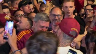 Candela tra i tifosi della Roma per i 98 anni del club